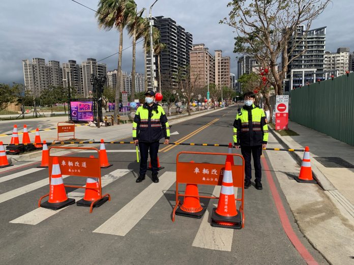 不畏寒風逛燈會 龜山警遞「這物」瞬間溫暖 57 S 374980616 scaled