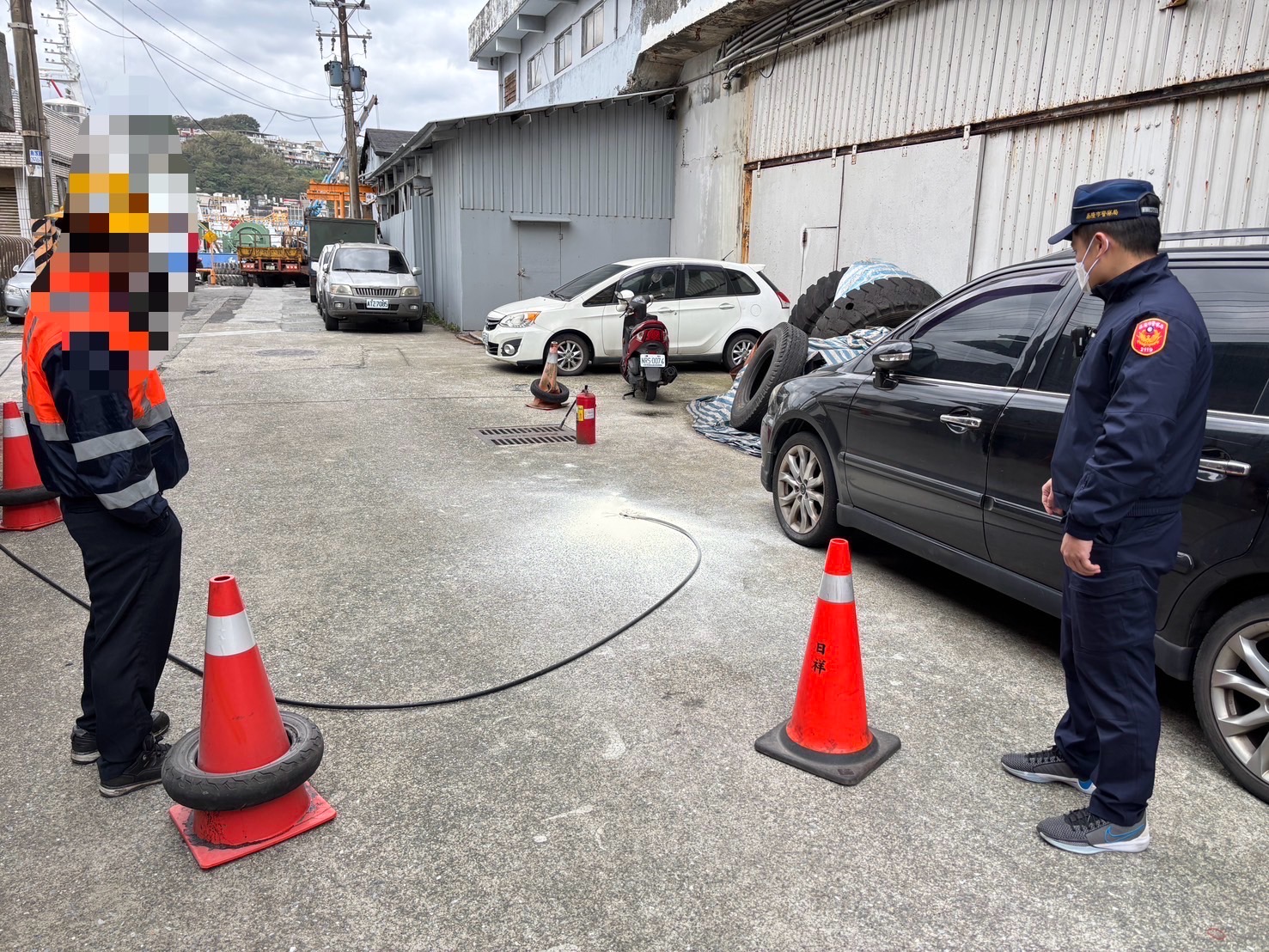 警方與里長及相關人員共同處理電線掉落,順利排除危機。(記者薛秀蓮翻攝)