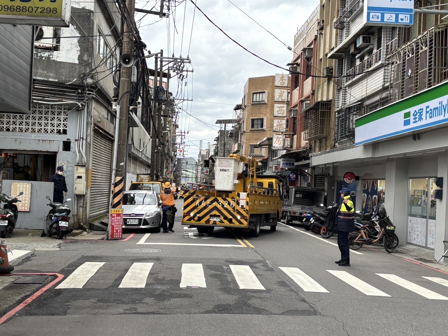 警方與里長及相關人員共同處理電線掉落,順利排除危機。(記者薛秀蓮翻攝)