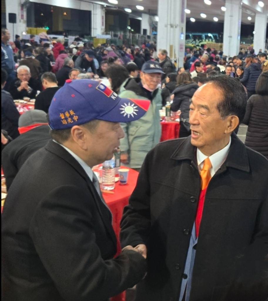 許多與會民眾爭相與親民黨黨主席宋楚瑜合影留念。(記者 趙靜姸 攝)