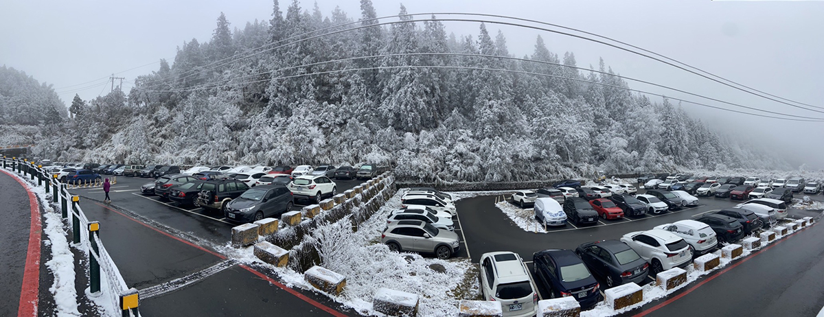 冰霰已停積雪未融 2000人直衝太平山覽雪景