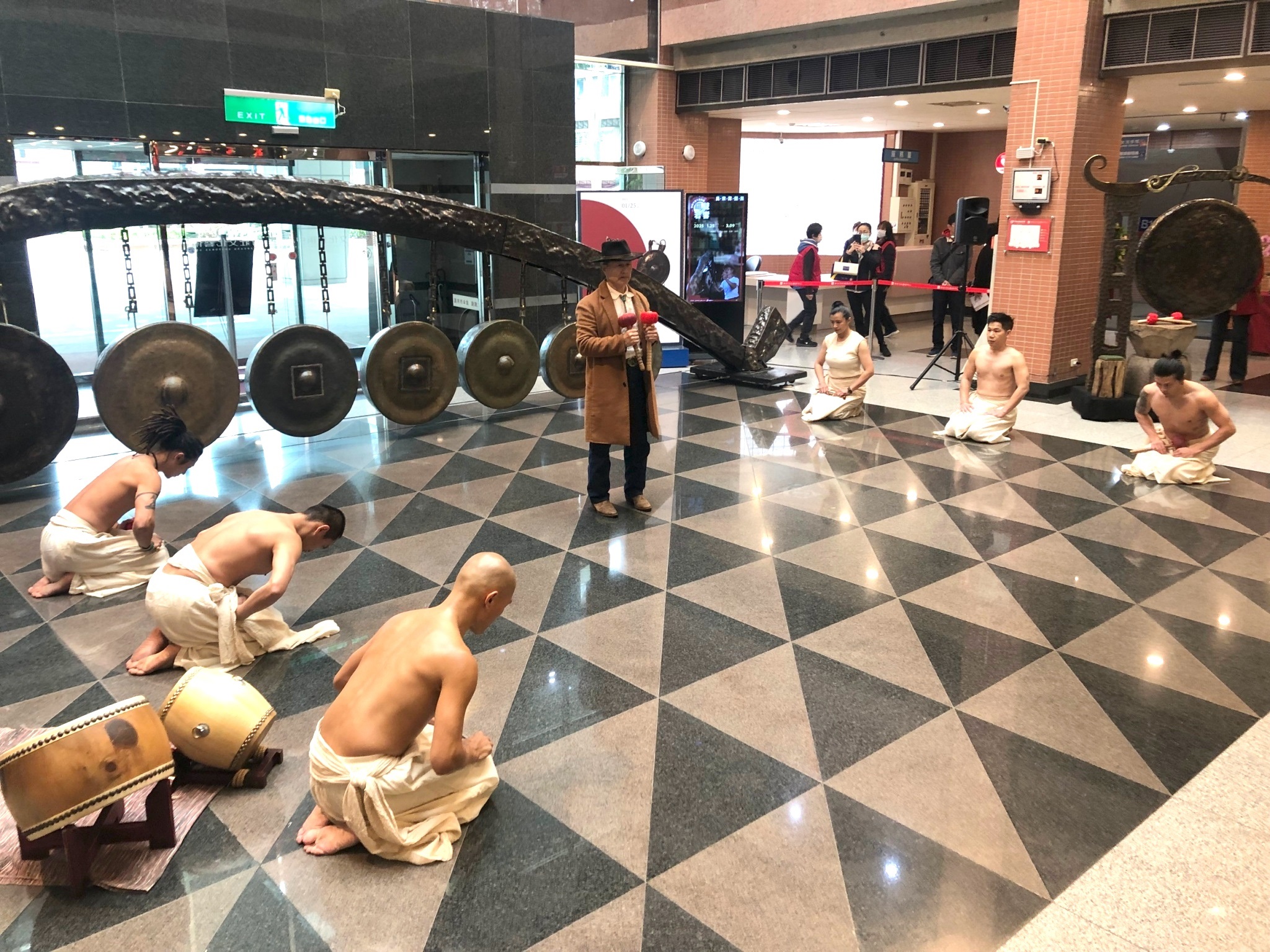 九米巨型銅鑼首展出!「銅鑼工藝大師」吳宗霖個展新莊文藝中心開幕 - https://www.watchmedia01.com
