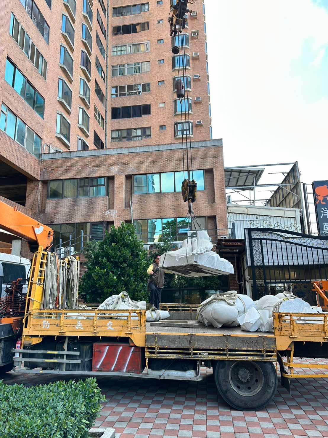 彰化地標大衛雕像 挺過921卻不敵強震 四分五裂運離現場 - https://www.watchmedia01.com