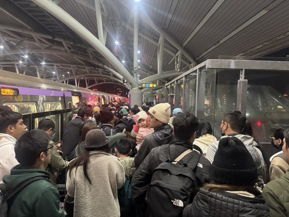 寒流低溫澆不熄民眾參觀台灣燈會熱情 首週未機捷運量達近30萬人次