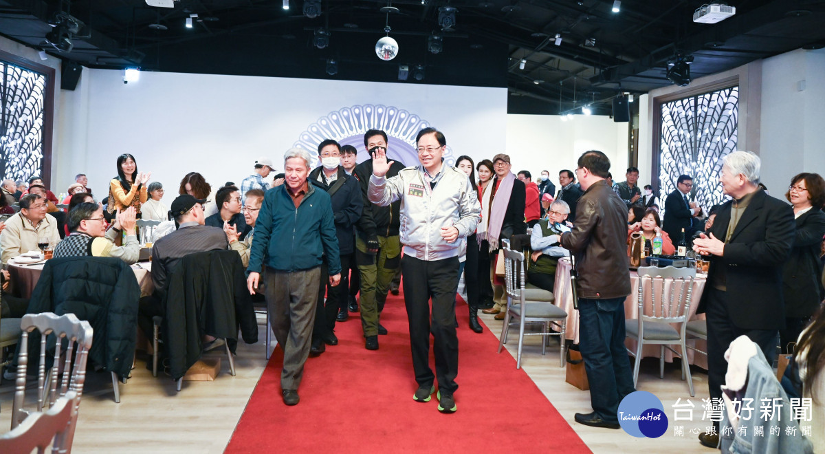 張市長向現場醫界夥伴們揮手致意。