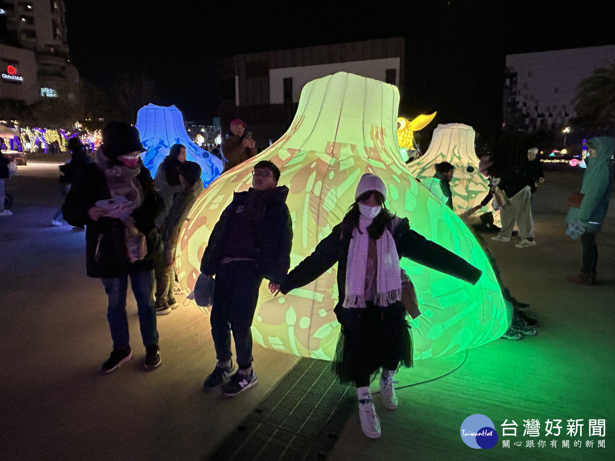 「山海城花·夢映客庄」一經碰觸後除燈光產生變化外，並會有泡泡噴出，相當有趣，吸引眾多大小朋友前往互動體驗。