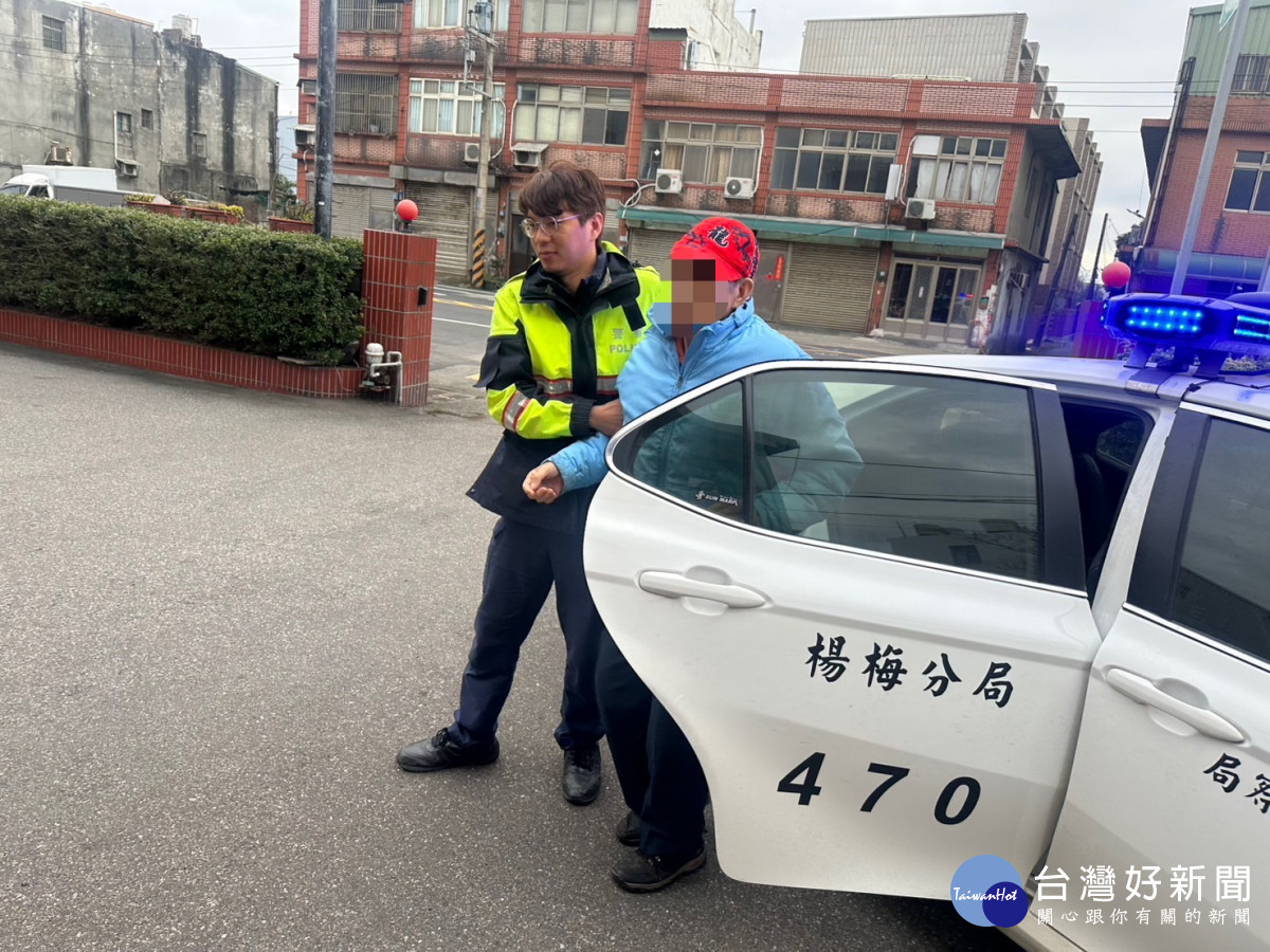 失智老翁騎腳踏車一路向南失蹤，警方沿路搜尋順利尋回。