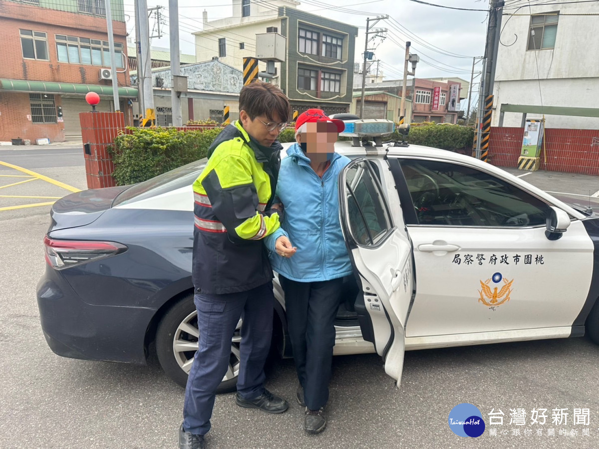 失智老翁騎腳踏車一路向南失蹤,警方沿路搜尋順利尋回。