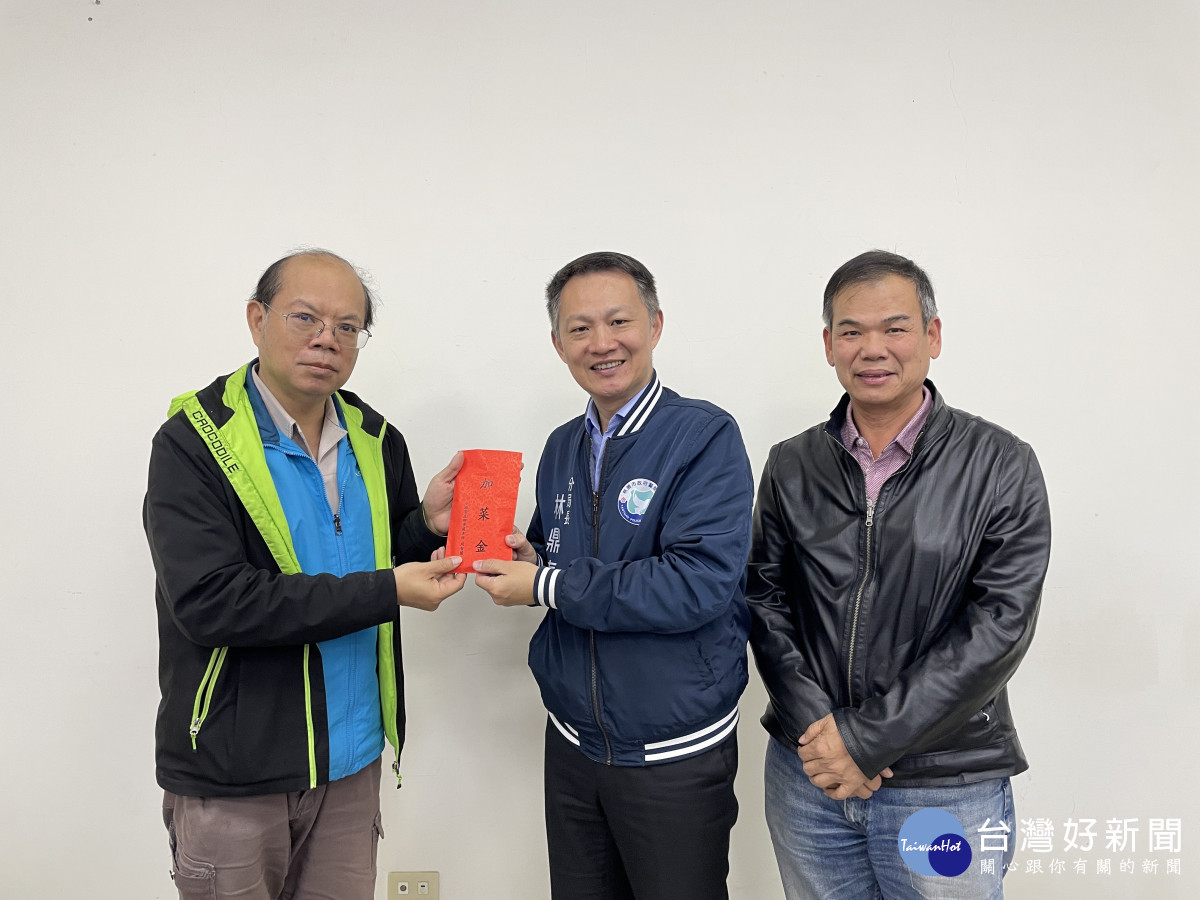 桃園市警察之友會中壢辦事頒贈獎慰金。
