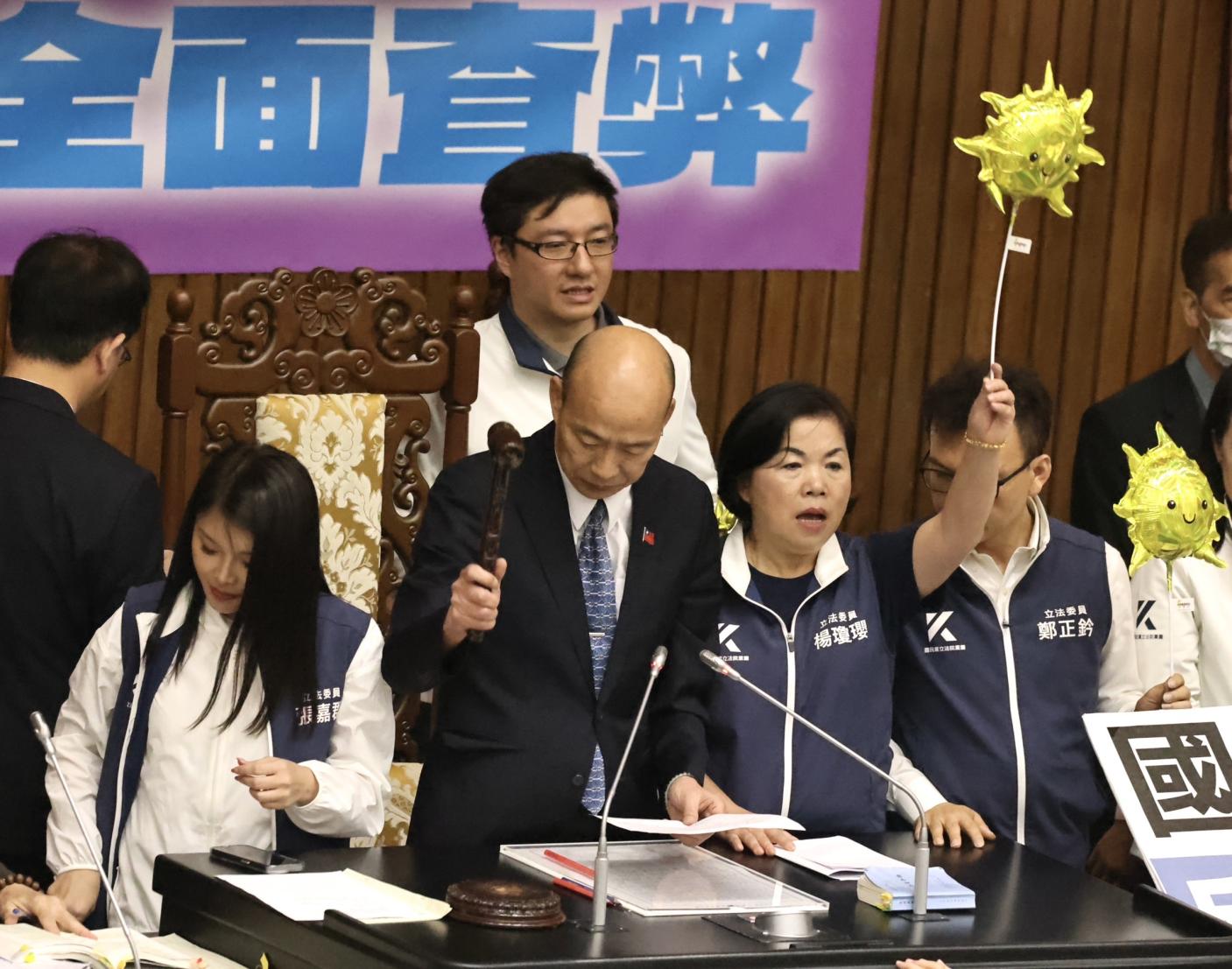 作家作家吳明益、顏擇雅、楊双子、九把刀等,逾200名作家共同聲明發文,支持罷免不適任立委。資料照片