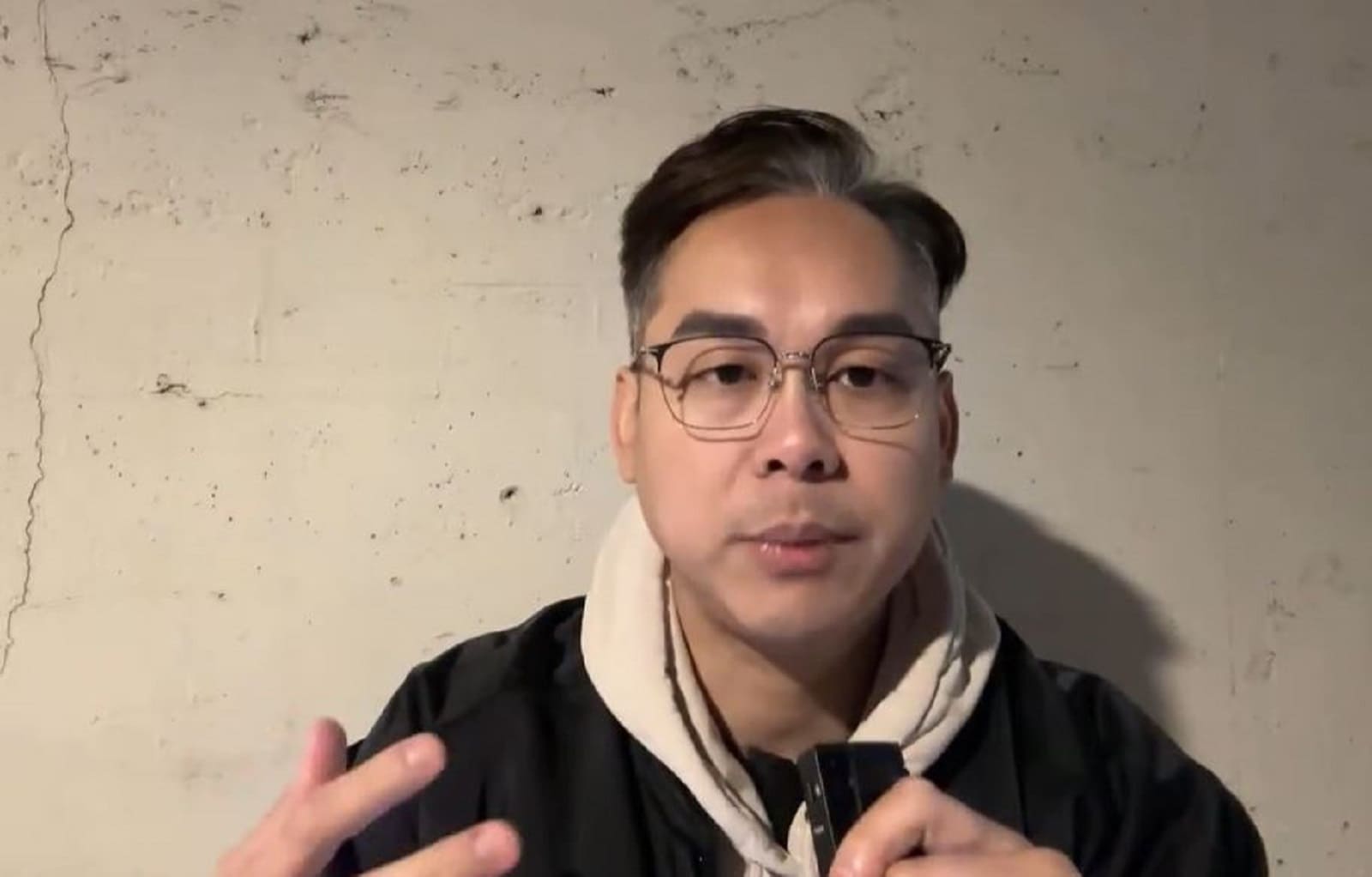 民眾黨組織部副主任林昭印9日開直播自曝當選中央委員後,可能被迫離開黨職。翻攝林昭印YT頻道