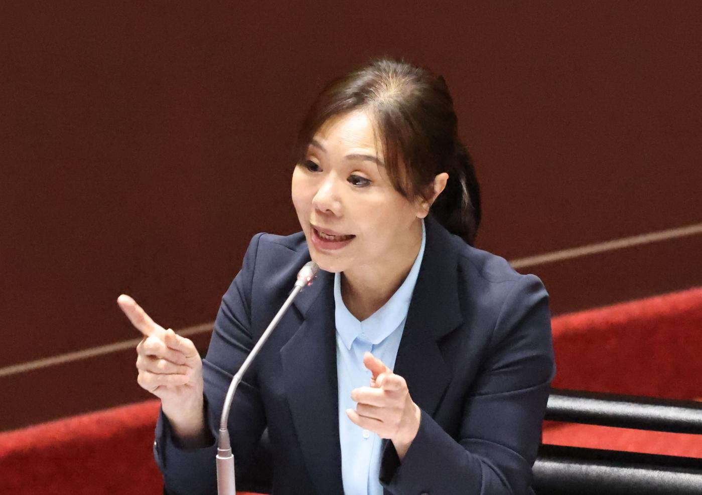 前立委高嘉瑜一陣猛打立委李彥秀在美中的房產,李彥秀日前已經提出告訴,更出面哽咽解釋,他名下房產來源與金流都有紀錄,自己更沒有美國籍或綠卡。資料照片/林啟弘攝