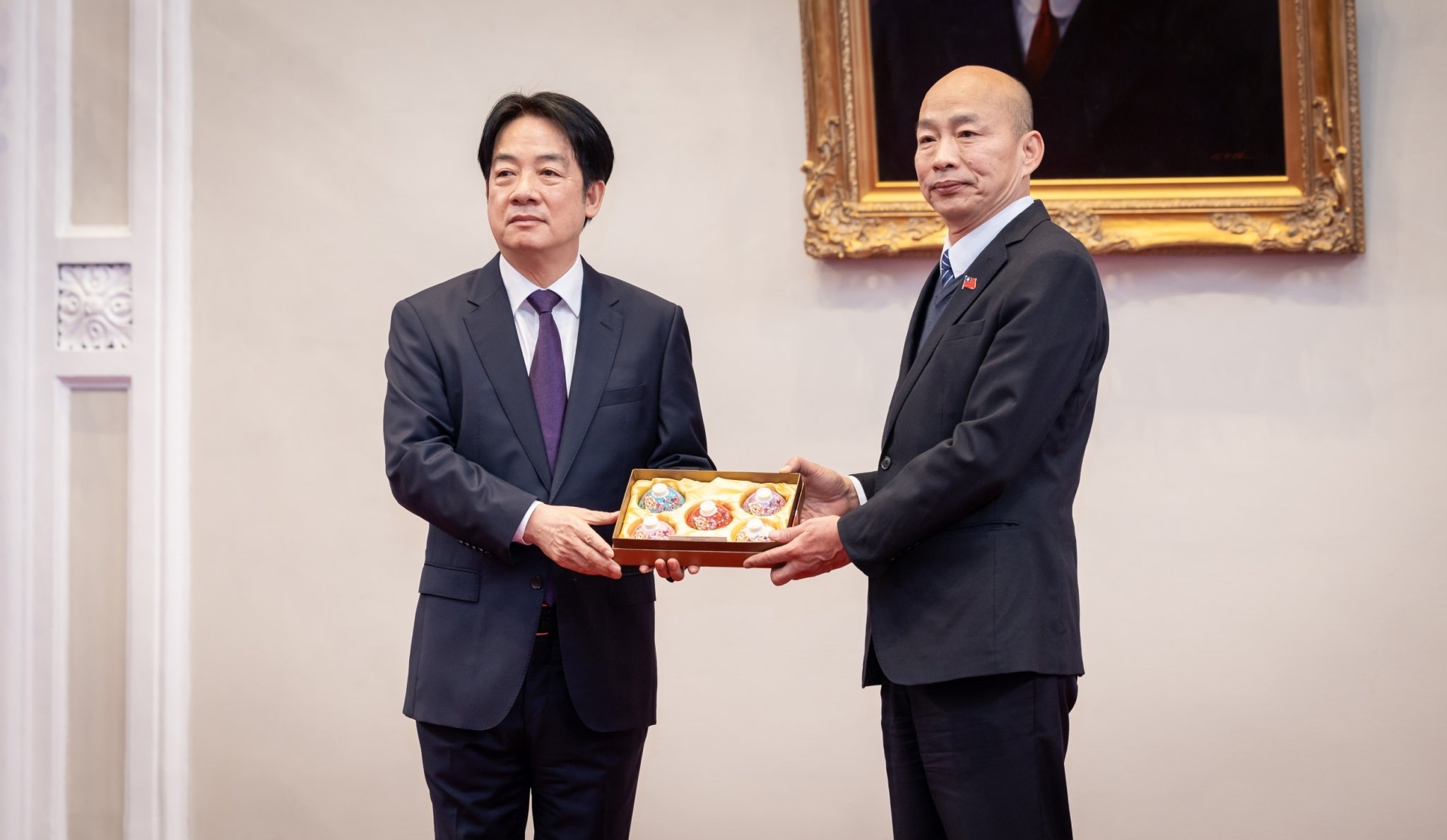 總統賴清德送韓國瑜院長「「花開富貴五福臨門」紅花響杯五入禮盒,有其深意。總統府提供