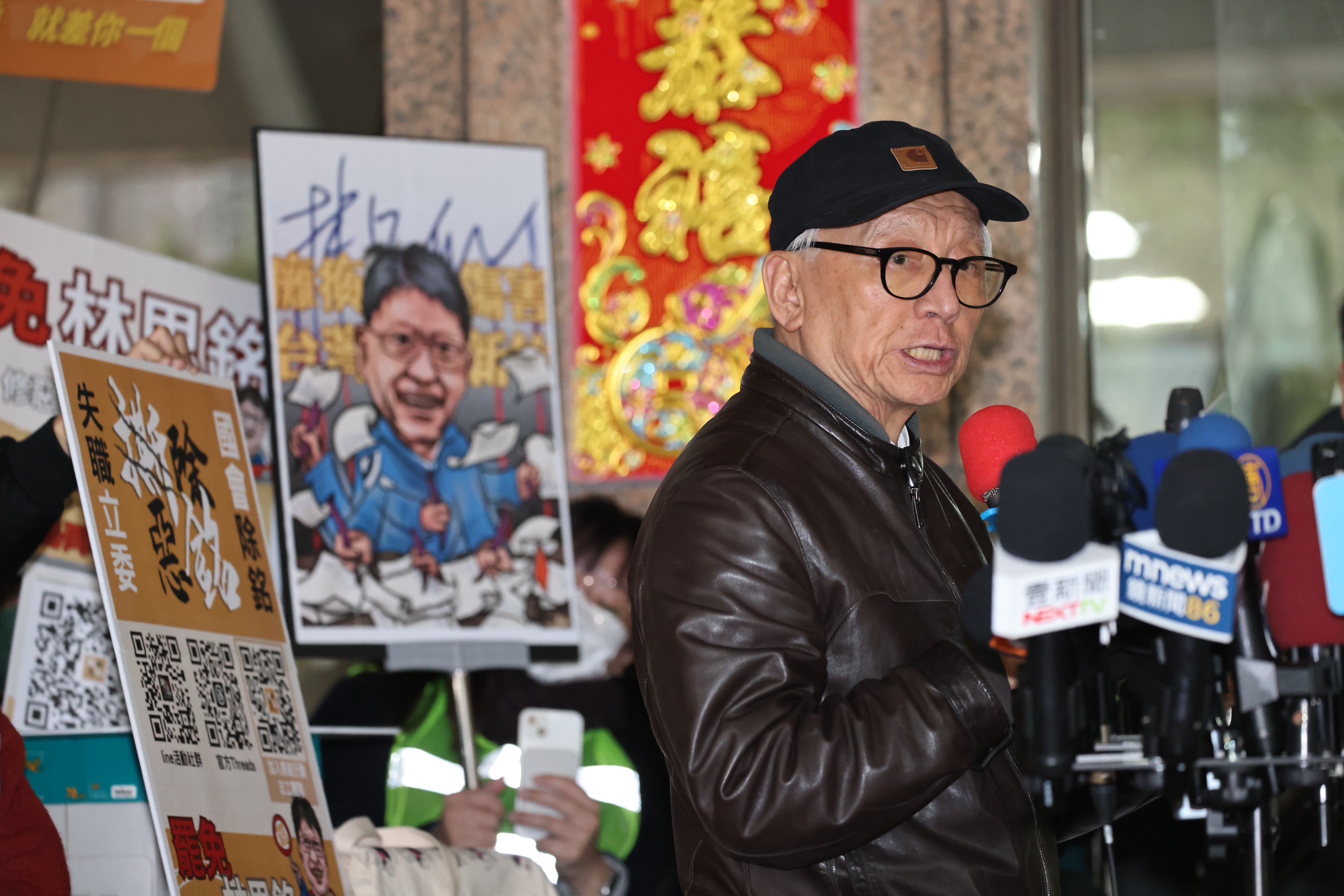 大罷免浪潮來襲 ,以志工身份參與送件的聯電創辦人曹興誠帶著12位國民黨立委罷免連署書到中選會。林啟弘攝