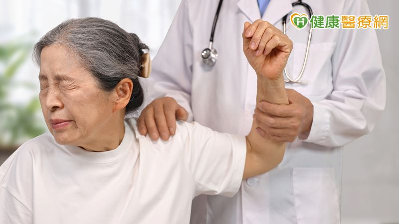 物理治療專家點破肩頸僵硬關鍵!改善微循環問題「這樣」做
