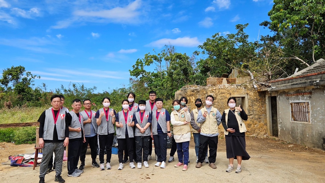 國軍弟兄及脫貧兒少清掃行動 溫暖屏東縣弱勢家庭