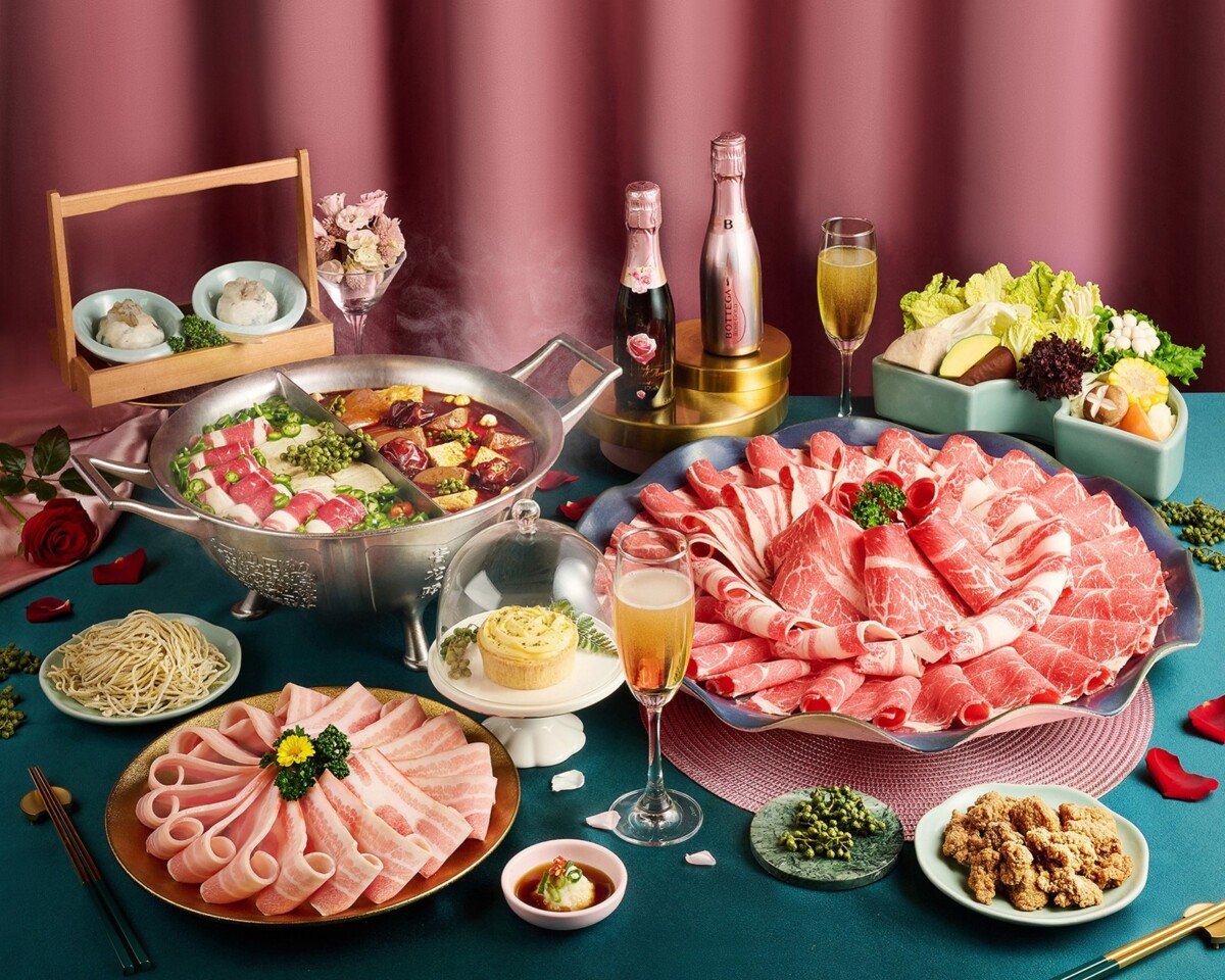 青花驕即日起到3/16，規劃椒心戀雙人套餐，內含粉紅氣泡葡萄酒、玫瑰造型檸檬塔，讓浪漫氛圍拉到最滿。