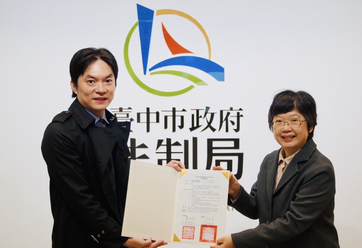 ▲中市府法制局長李善植(左)與東海大學法律學院院長蕭淑芬代表雙方簽署實習合作備忘錄。(圖/記者顏淑娟翻攝)
