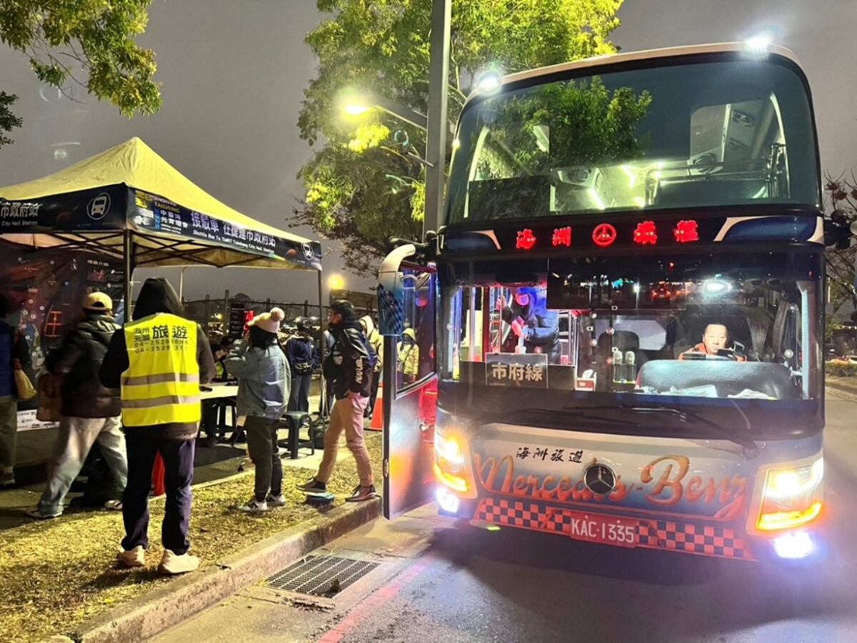 ▲中台灣元宵燈會賞燈民眾踴躍,首周開出近150班次接駁車。(圖/中市府提供)