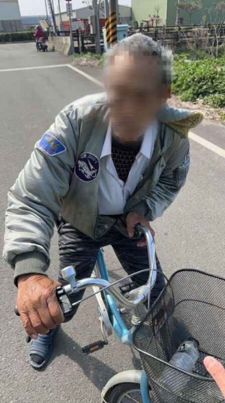 老翁利用看護不注意騎腳踏出去。(記者廖承恩翻攝)