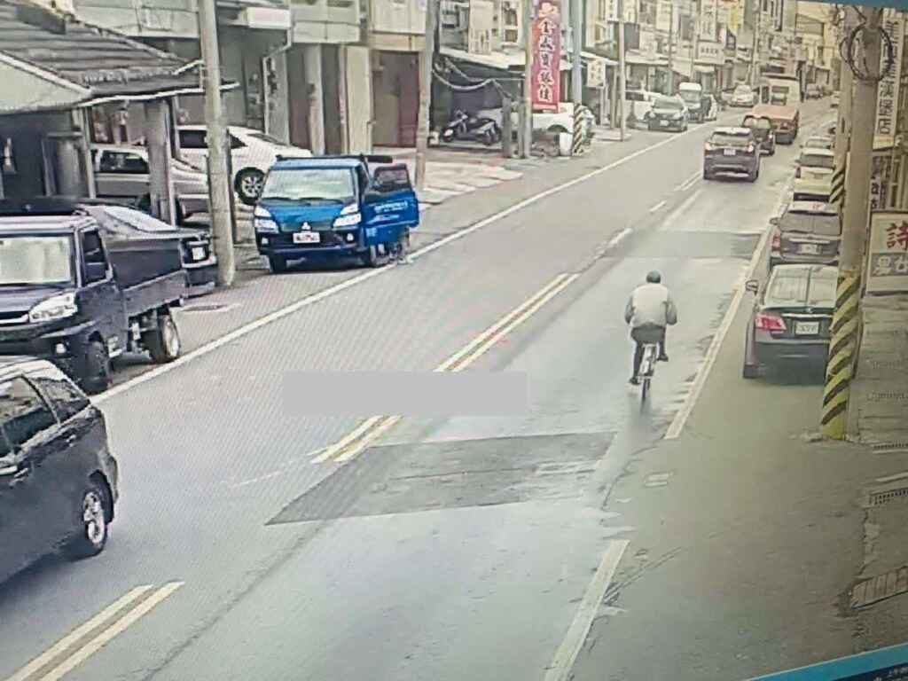 警方調閱監視器迅速找回老翁。(記者廖承恩翻攝)