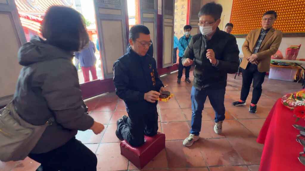 ▲鹿港文武廟文衡聖帝1866週年聖誕祭祀大典，也辦理關聖帝君里長爐擲筊儀式，依照擲筊數決定新任爐主。（記者林明佑攝）