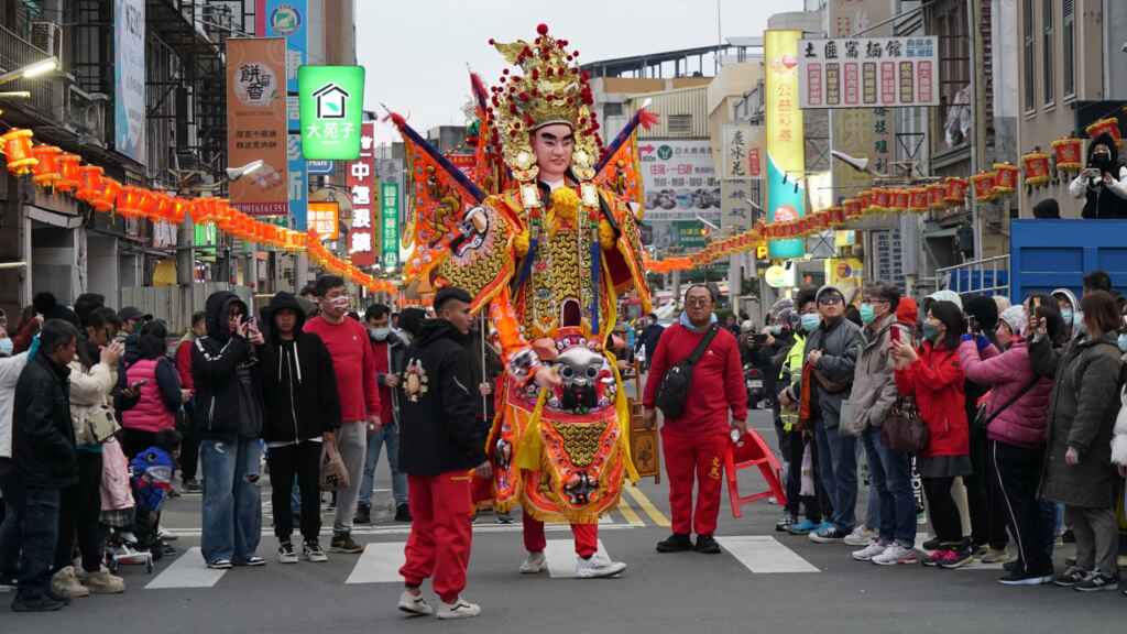▲文衡聖帝綵街賜福遶境活動，將近40個特色陣頭加入遶境，展現鹿港深厚的宗教與文化底蘊。（記者林明佑翻攝）