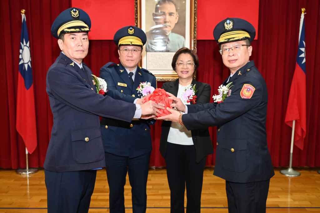 ▲彰化分局分局長廖志明榮陞保安警察第七總隊督察長，今日由副分局長鐘振邦代表交接印信，新任彰化分局分局長林英煌履新。（彰化縣警察局提供）