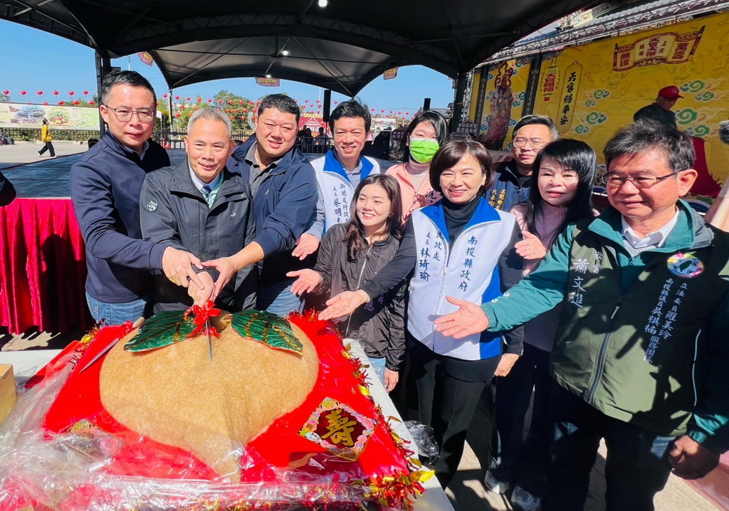 主委陳登岳與來賓們分切米糕桃贈信眾呷平安。▲（記者蘇彩娥攝）