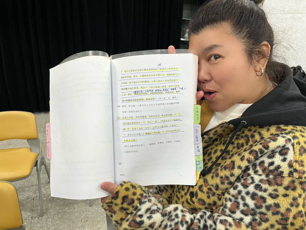 林美秀與16年前《人間條件四》的排練劇本合照，密密麻麻的筆記讓眾演員感到新鮮跟好奇。（綠光劇團提供）