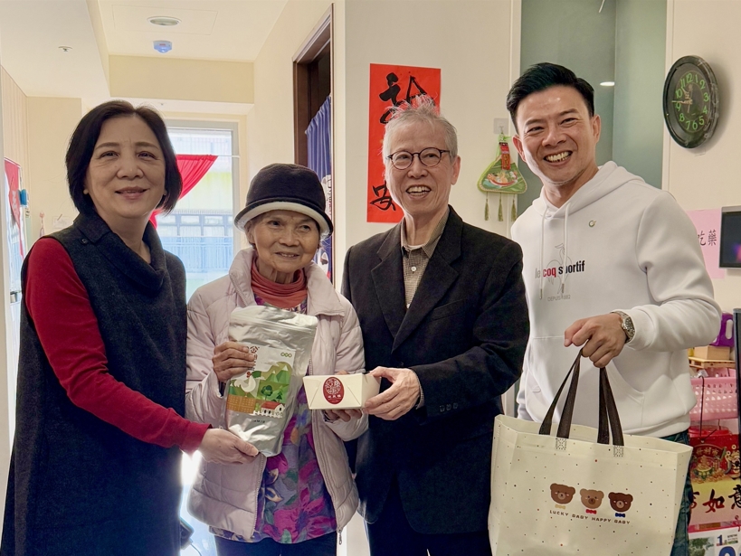 中華民國紅心字會秘書長李顯文(左一)陪同聯合再生能源洪傳獻董事長(右二)及睿禾控股陳坤宏董事長(右一)化身一日「年菜外送員」,陪伴長者話家常,關懷長者日常起居。圖/睿禾控股提供