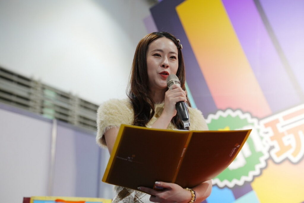 主持人大乃炒熱氣氛