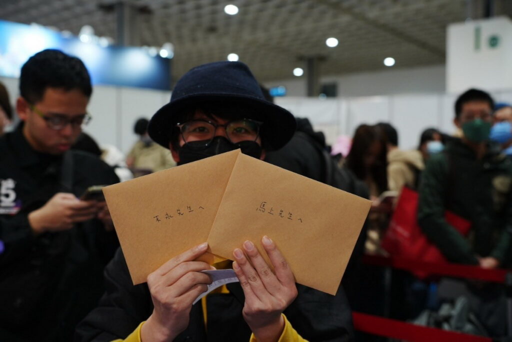 粉絲們精心準備要給老師們的禮物和卡片