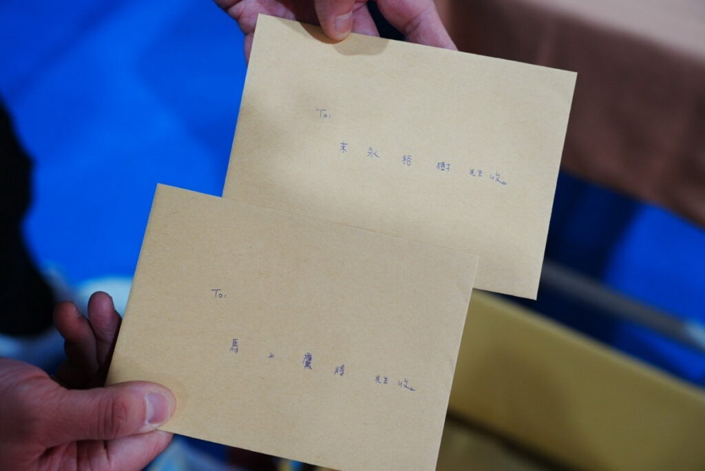 粉絲們精心準備要給老師們的禮物和卡片