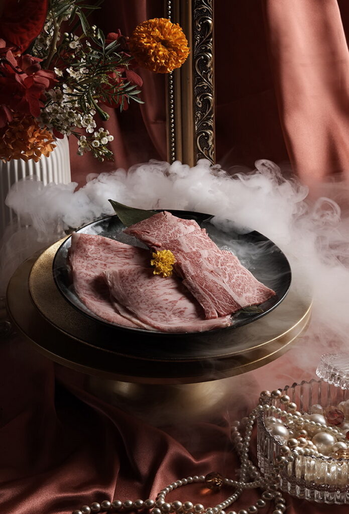 這一鍋愛你久久活動,活動期間兩人以上內用且符合門店低消,即可以520元加購日本 A5 和牛拼盤(價值598元)。