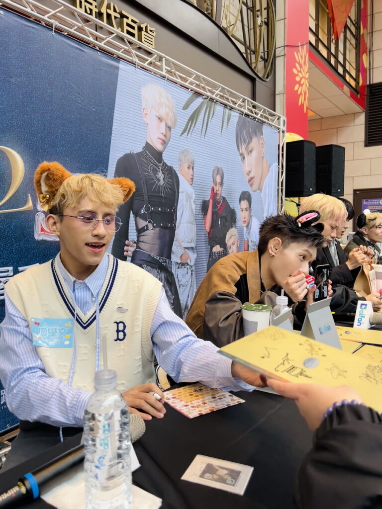 不少粉絲帶專輯讓VERA簽名