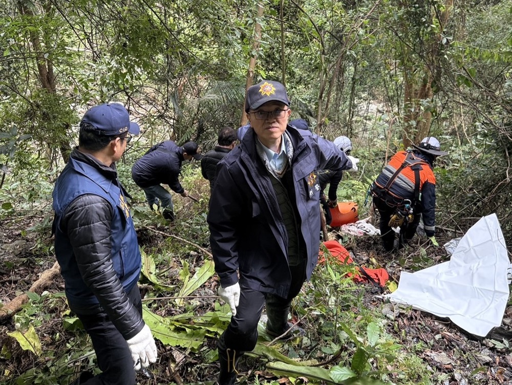 失蹤7天陳屍懸崖底 24歲男疑身中刀傷亡警逮2嫌 212 cnews204250210a10