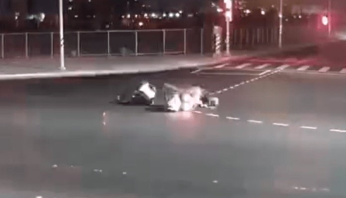 【有片】警察處理交通事故 慘遭機車撞倒畫面曝 59 ttwtw