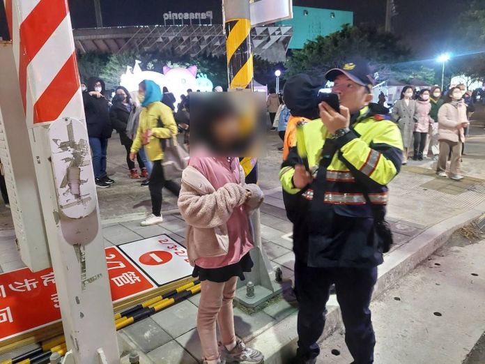 賞燈入迷走失女童蹲路旁大哭 平警暖心助團圓 55 497520 0