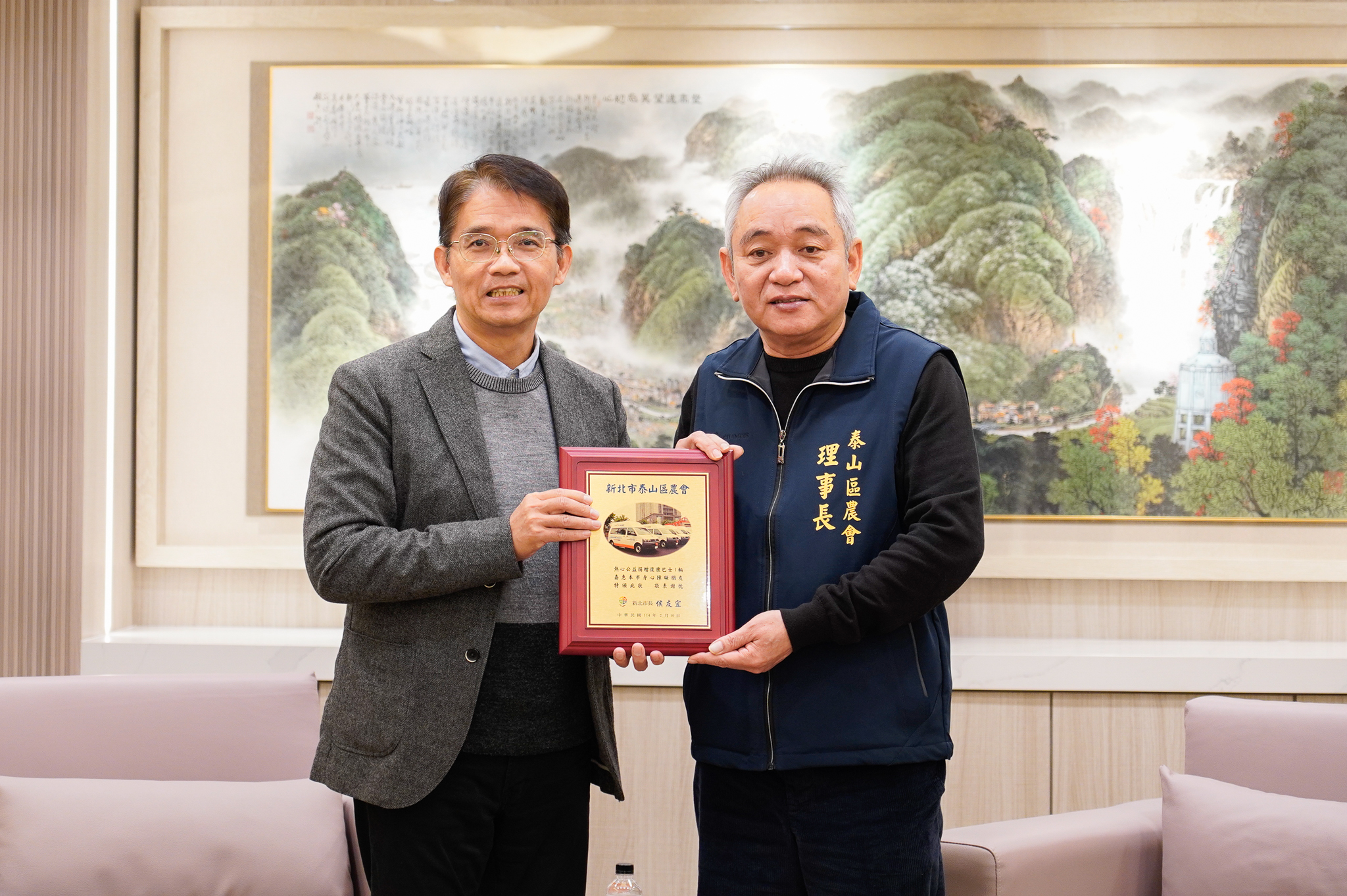 《圖說》新北市泰山農會捐贈復康巴士,由新北市府秘書長邱敬斌(左)代表受贈並頒贈感謝狀予泰山農會理事長謝文雄。〈社會局提供〉