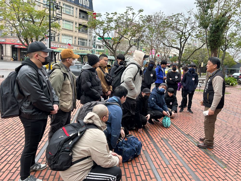 《圖說》尹華忠除了溫馨叮嚀注意事項外,並祝福平安結訓。〈宜蘭軍服站提供〉