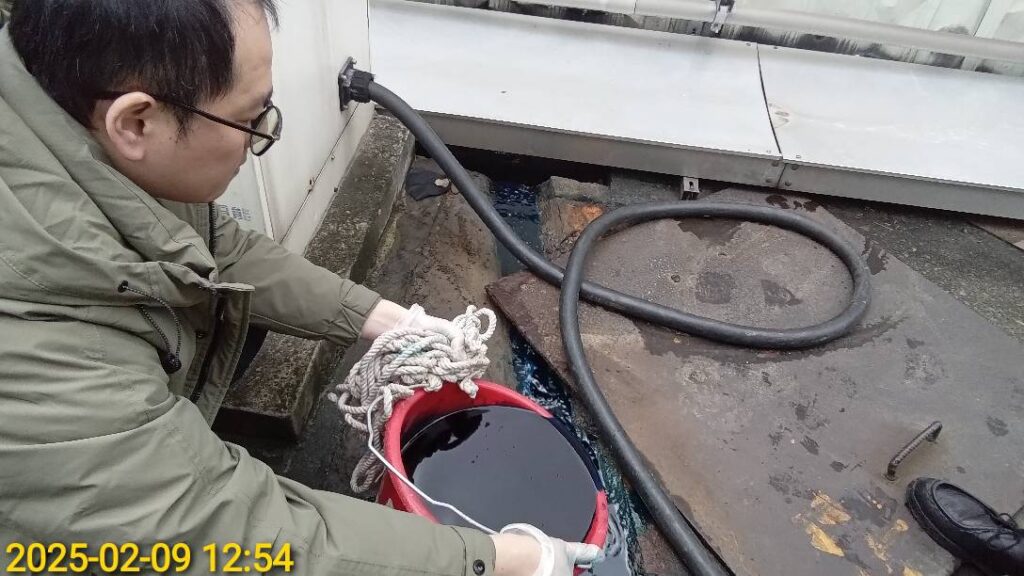 疑天寒凍破老舊油管 客運漏油污染五股坑溪 新北環保局火速破案