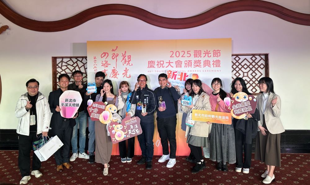 《圖說》新北市政府榮獲113年旅館業及民宿管理輔導績效考核特優以及政府機關觀光績優人員等獎項,觀旅局長楊宗珉偕同仁合影,偕同仁合影,左一科長張寶忠、左五專員高婉玲。〈觀旅局提供〉
