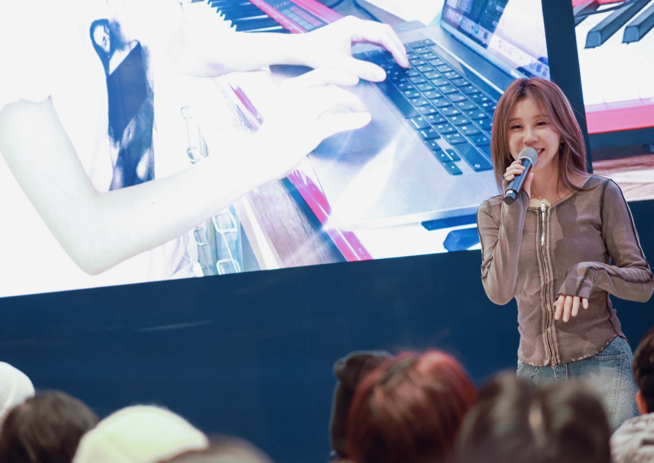 白安分享自己的音樂旅程,從鋼琴、吉他到成為歌手。圖/相信音樂提供