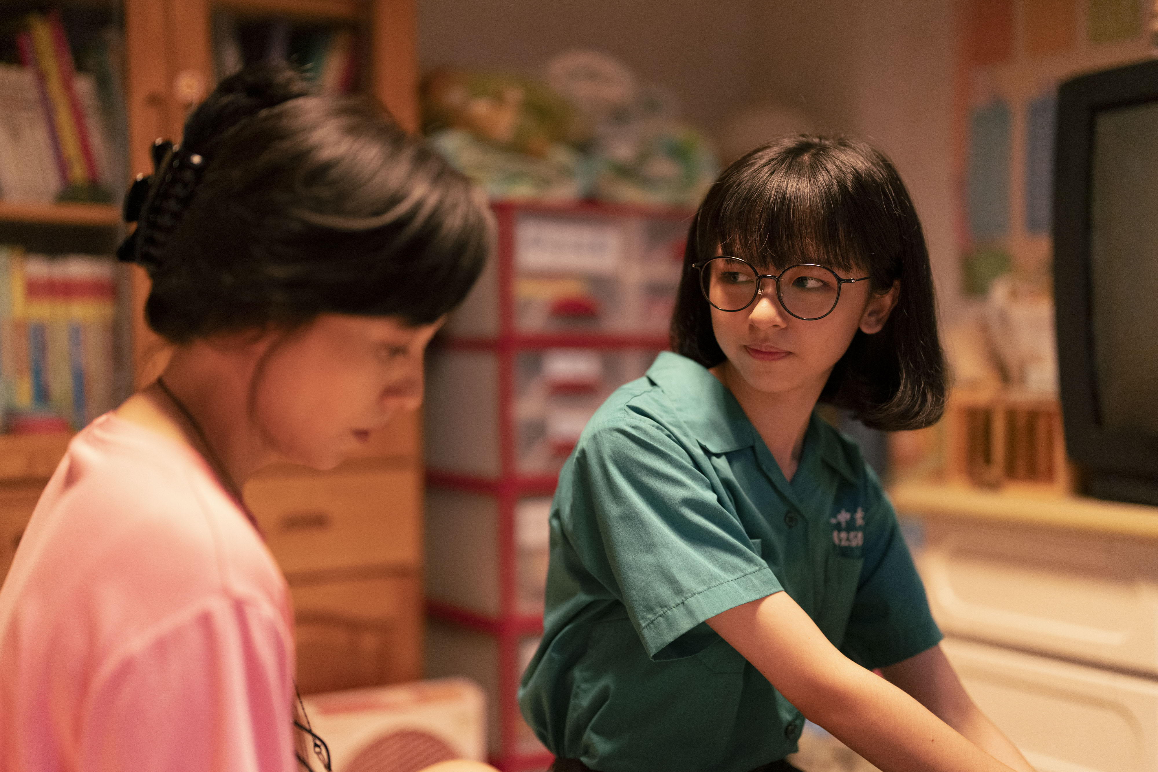 季芹(左)與陳姸霏母女大戰成《夜校女生》全片最大哭點, 陳姸霏自招超緊張。圖/興揚電影提供)