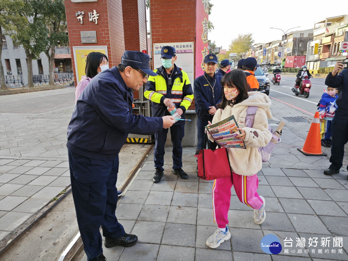 桃園市政府警察局各分局同步啟動「護童專案」，調派警力進駐轄內各級學校周邊，確保學童安全上、下學。