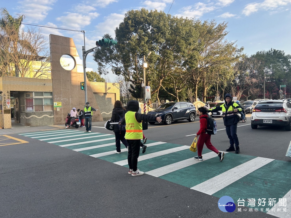 桃園市政府警察局各分局同步啟動「護童專案」，調派警力進駐轄內各級學校周邊，確保學童安全上、下學。