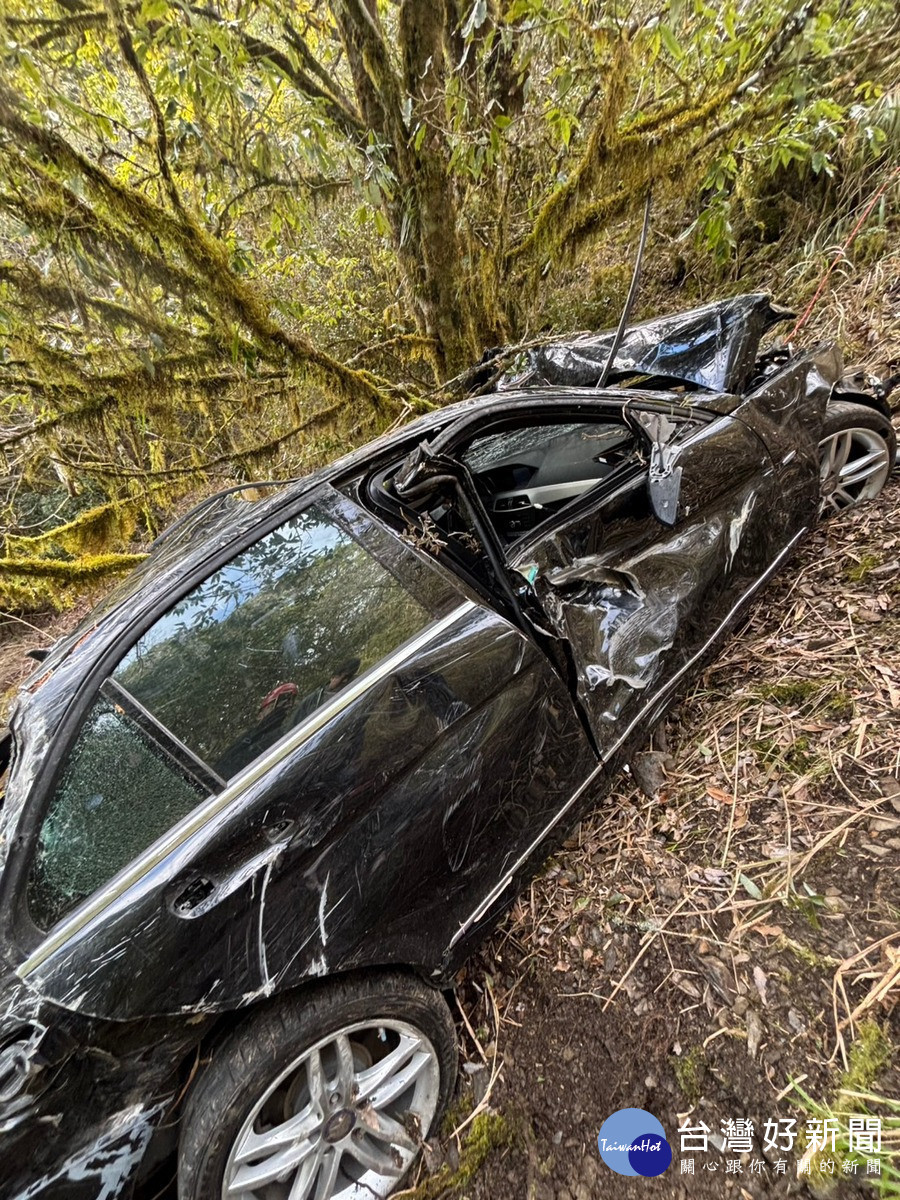 事故車輛墜落深度較深，故車體變形嚴重。（第二大隊仁愛分隊提供）