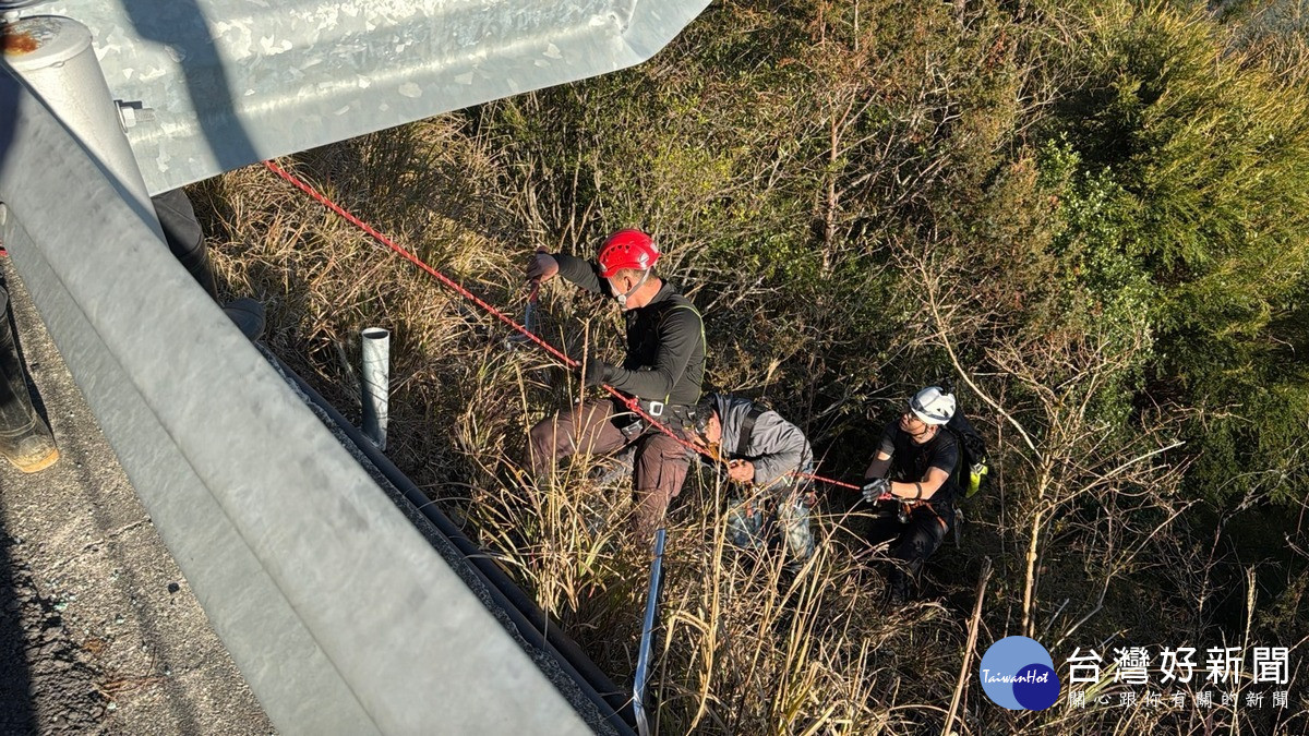 以拖拉作業成功將患者運送至路面。(第二大隊仁愛分隊提供)