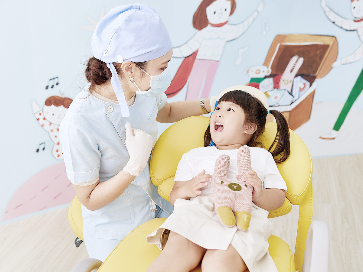 多給孩子幾次機會、溫暖的行為引導，讓孩子願意配合開口看牙，翻轉孩子看牙的體驗，是明仁牙醫診所兒童部的理念。